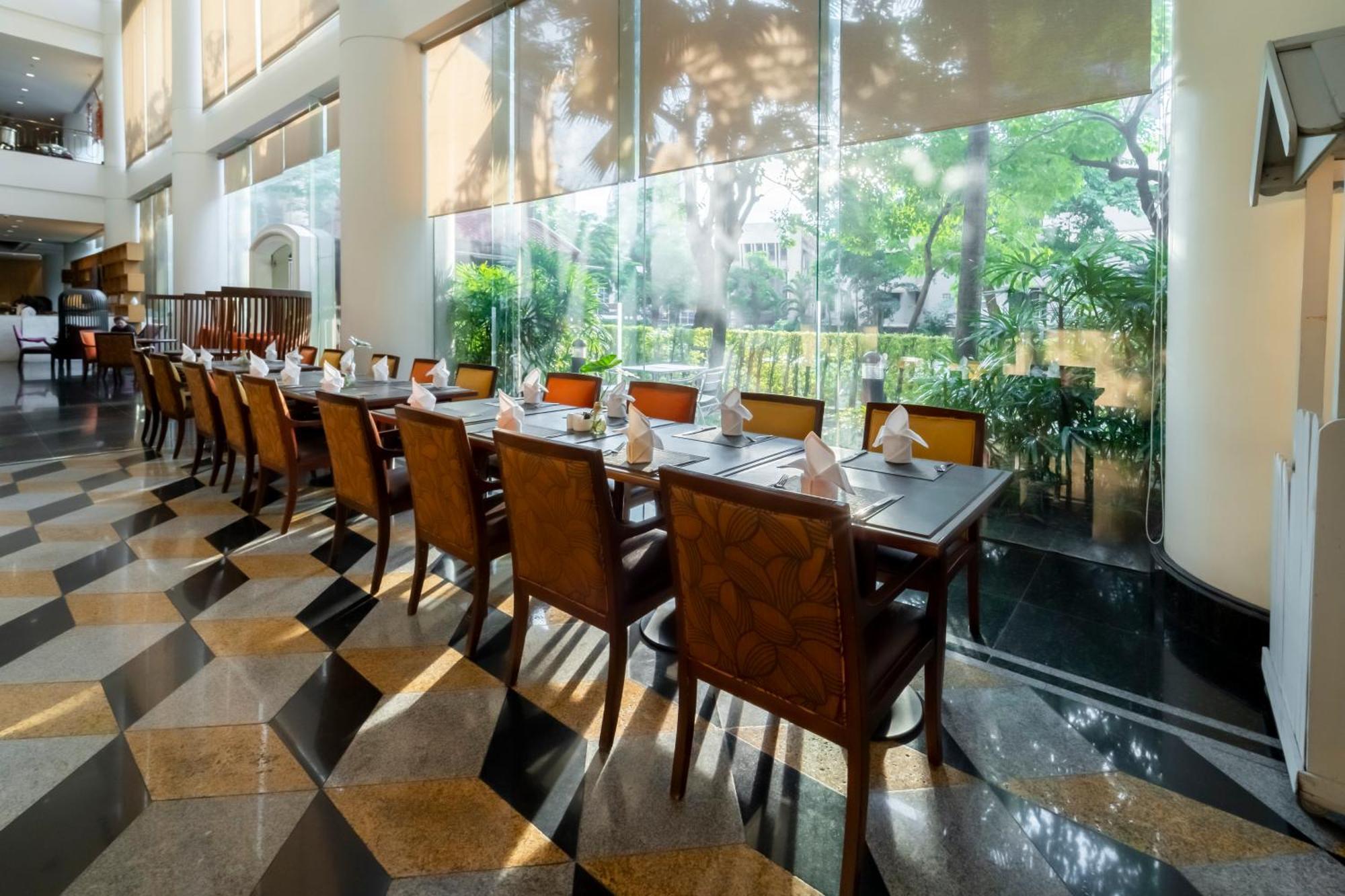 Century Park Hotel Bangkok Exterior foto